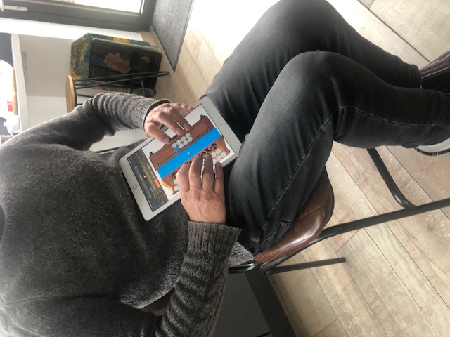 La bonne position pour jouer du diato avec une tablette